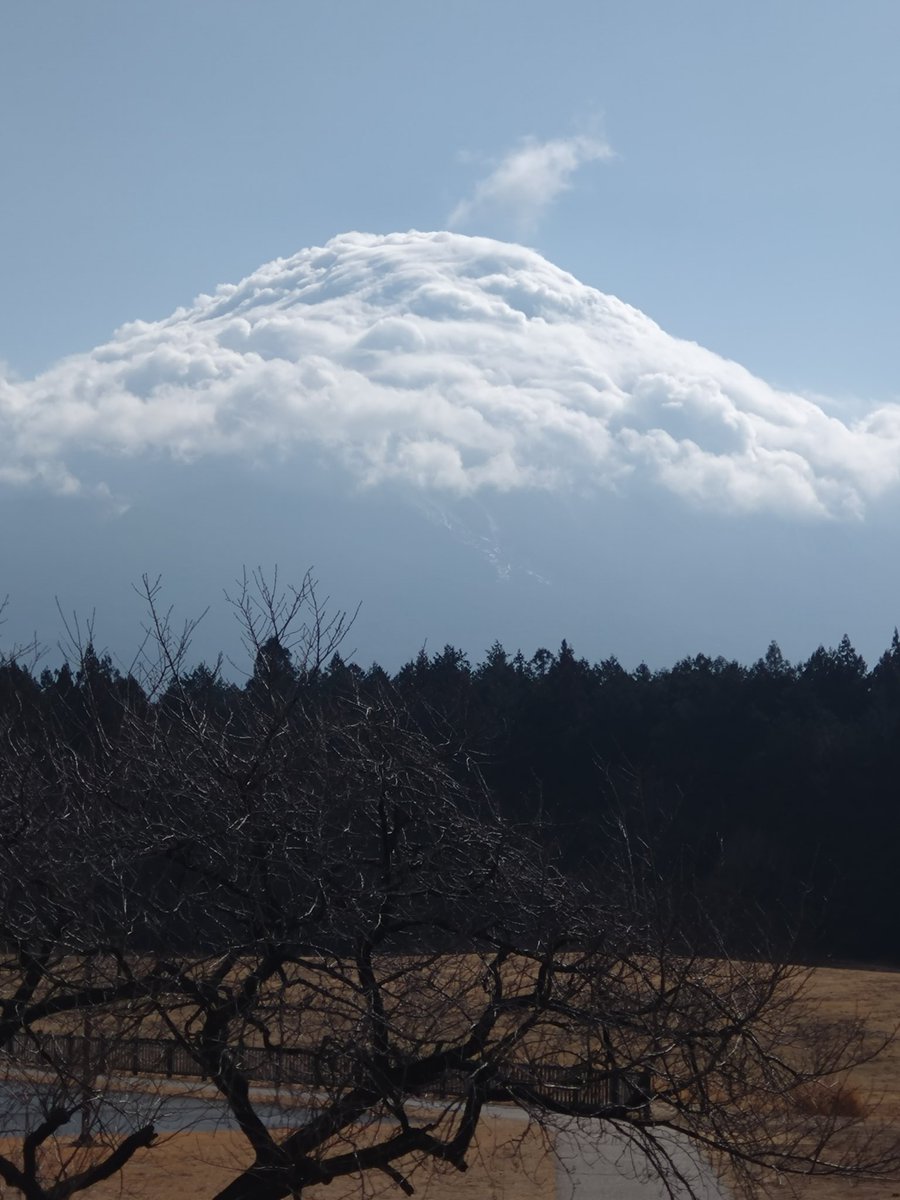 semimaru8823's tweet photo. ２２３で富士山の日
雪雲に包まれた富士山 https://t.co/LL93WXpnJ3