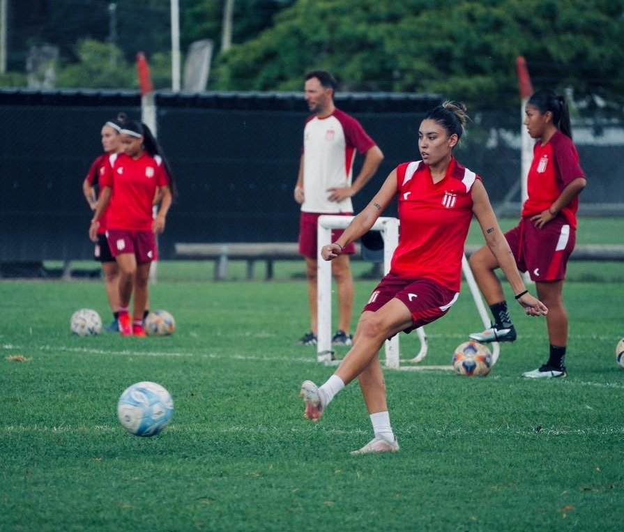 azulpeluso_'s tweet photo. #EDLP 🇦🇹🦁 La incorporación para este 2026.

Candela Ledesma, defensora central de 21 años, formada en River Plate y realizo su debut en primera en Racing, llega al Pincha tras su paso por Platense y se sumó al plantel al comenzar la pretemporada. https://t.co/WdAVEmQJrH