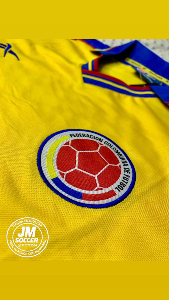 JulianMarin69's tweet photo. EL SIGNIFICADO DEL AURA EN UNA SOLA FOTO 🇨🇴🔥🏴󠁧󠁢󠁥󠁮󠁧󠁿

Así fue como el joven David se quedó con la última camiseta del eterno “PIBE” Valderrama, el hombre que marcó el estilo, el carácter y la asentía del fútbol colombiano. ⭐️🇨🇴 

Mayor información 3️⃣1️⃣2️⃣6️⃣7️⃣7️⃣2️⃣5️⃣0️⃣4️⃣
@JMSOCCER23 https://t.co/2UxIfmMETu
