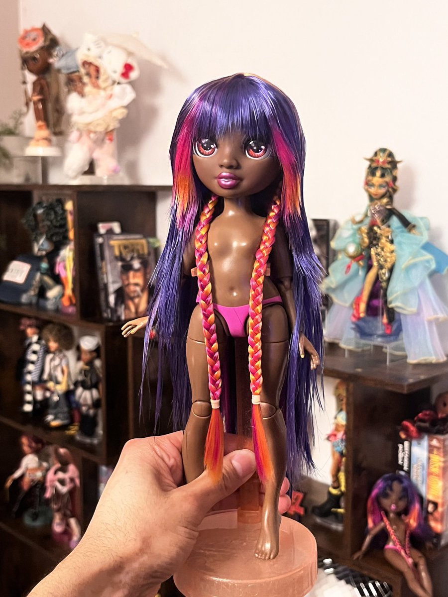 Trying to pull myself out of gag hiatus… how should i style her chat?