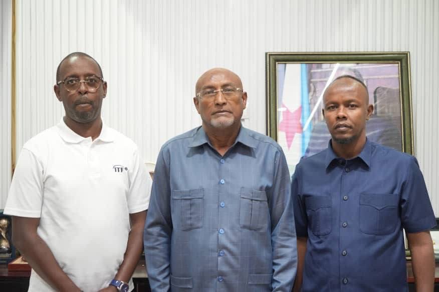 federation34346's tweet photo. S.E. Hassan Med  Kamil a reçu Thierry Ntwali (ITF) &amp; Sougueh Ibrahim (FDT). Au menu : nouveau terrain &amp; réhabilitation des 4 courts de Gabode, désormais Centre “Safiyaytou”. Obj : accueillir des compétitions régionales et le tournoi Junior J30. Le tennis djib monte en puissance ! https://t.co/lUYlNlnP3c