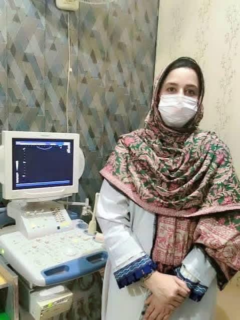 pakcricket4747's tweet image. ڈی ایچ کیو کوہاٹ میں تعینات سی ایم او ڈاکٹر مہوش کو شام کی ڈیوٹی سے واپس آتے ہوئے ہسپتال سے صرف 200 میٹر کے فاصلے پر گولی مار کر شہید کر دیا گیا۔
#kohat #peshawer #doctar #shoot #viralvideo #pakistan #mehvish