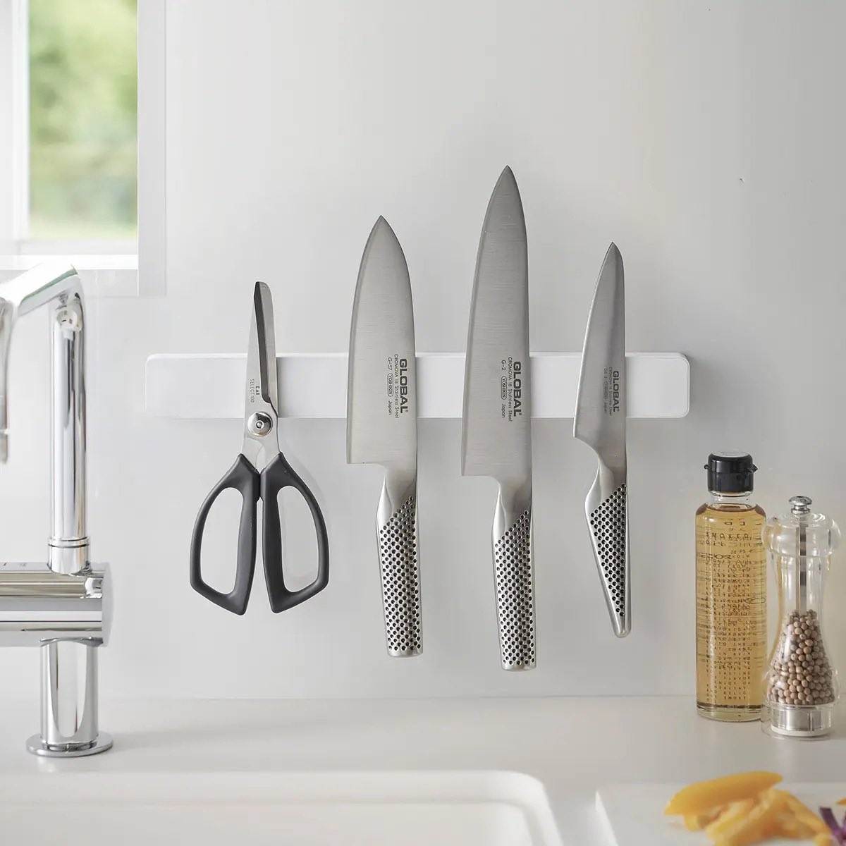 料理歴10年の嫁も納得した、山崎実業の『マグネット式包丁ホルダー』が