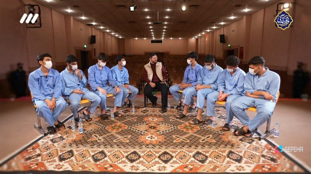 صداوسیمای میلی ج.ا تعدادی
از بچه ها  که توی اعتراضات اخیر
دستگیر شدن رو آورده 
 و داره ازشون  اعتراف میگیره...
که سواد ندارن  بی سرپرست هستن
معتادن و بی خانمان هستن.
بی شرفی تا کجا 😑 😑
#اعترافات_اجباری
#سقوط_دیکتاتور
#از_خون_جوانان_وطن_لاله_دمیده