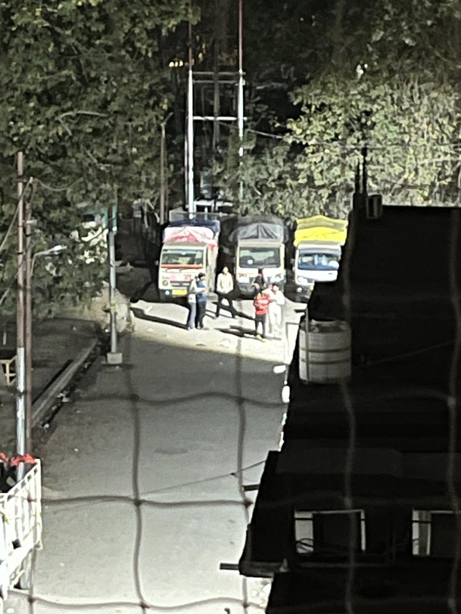noida_wala's tweet photo. @noidapolice it's a humble request from the residents of Sector 51, please take care of this area aa well. Such elements keep roaming, loudly abusing and creating ruckus, specially when females are around pr passing by. This is current footage. Please take cognizance 🙏🙏 https://t.co/aDohU3gAEU