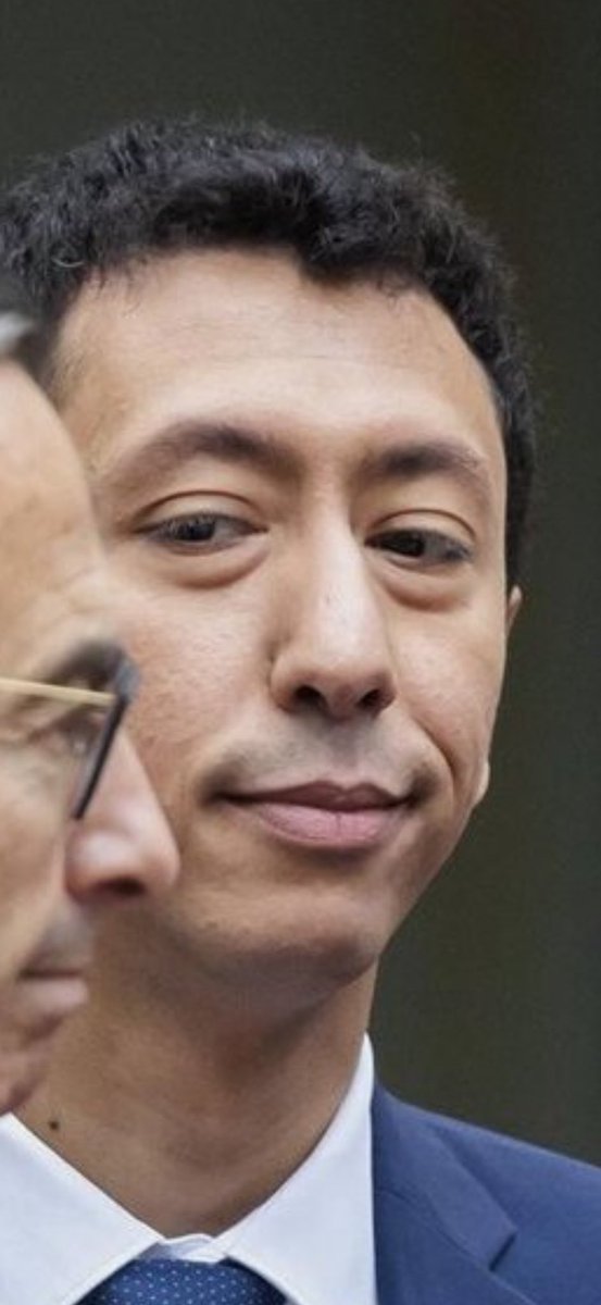 Regarde ce beau spécimen, Othman Nasrou, le chouchou de la droite dure : né à Casablanca en 87, arrivé en France à 17 ans, naturalisé en 2012, et depuis 2014 il joue les super-patriotes, la laïcité à fond, la fierté française à mort… Il en fait des tonnes pour prouver qu’il est