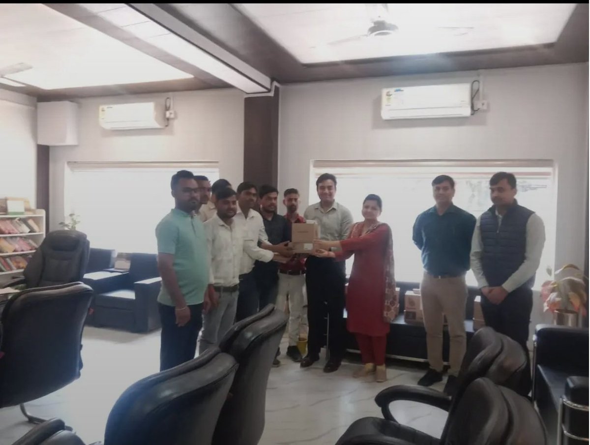 बलरामपुर ग्रामीणों को बेहतर और सुलभ डिजिटल सेवाएँ उपलब्ध कराने की दिशा में जनपद बलरामपुर में एक सकारात्मक पहल शुरू हुई है। जिलाधिकारी श्री विपिन कुमार जैन एवं मुख्य विकास अधिकारी के निर्देशन में पंचायती राज विभाग द्वारा ग्राम पंचायत स्तर पर आधार सेवाओं को विस्तार  <a href="/DMBalrampur/">DM/DEO Balrampur</a>