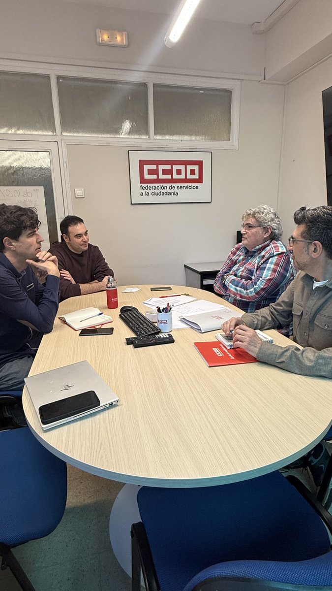 Apostamos por la gestión pública de los servicios fundamentales. Eso incluye la sanidad. Y la gestión de las ambulancias. 

Hoy nos reunimos con la gestión sindical de las ambulancias en <a href="/CCOOCyL/">CCOO Castilla y León</a> 

Para una Castilla y León que cuide. Defendemos lo común.
