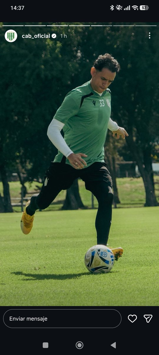 esta entrenando con calza termina y remera termica en pleno verano