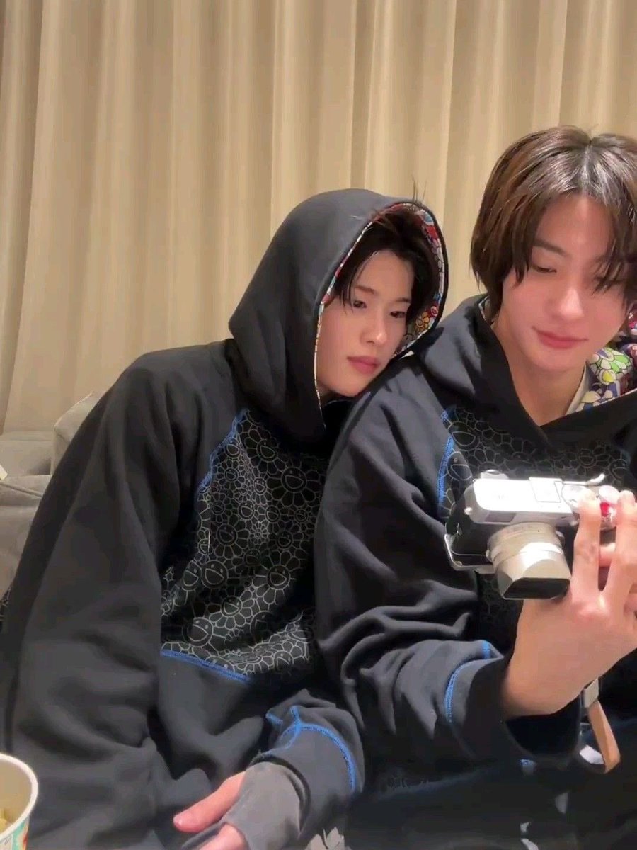 บทสัมภาษณ์จากนิตยสาร Dazed ถามว่าวันนี้มีใครที่โซฮีคิดถึงเป็นพิเศษไหม โซฮีบอกยากที่จะเลือกแค่คนเดียว แต่ถ้าต้องเลือกจริง ๆ คือแอนตัน  เพราะแอนตันให้กำลังใจที่สนามบินก่อนจะมาที่กอง โซฮีพูดเรื่องที่แอนตันส่งฟู๊ดซัพพอร์ตไปให้ตอนสมัยเอมซีด้วย 💘🥺😭