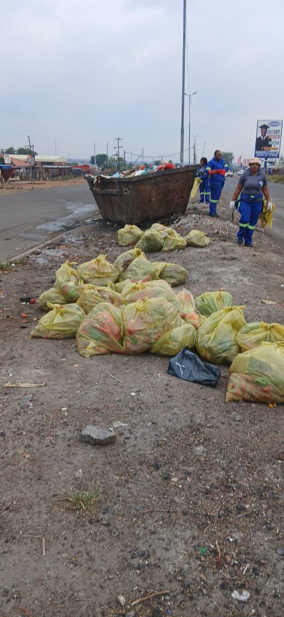 Our people must play their part we want a clean Tshwane littering is not a solution 🙏🏿 . #EFFInGovernment