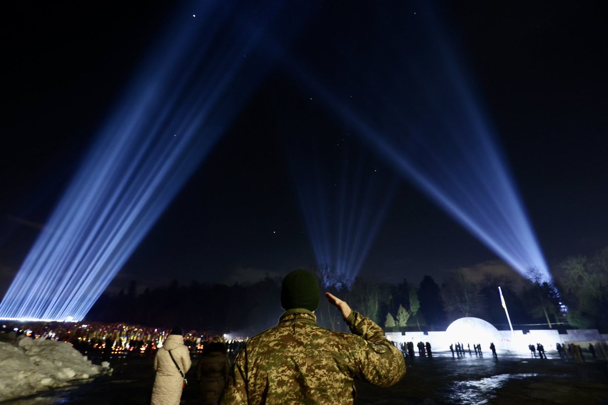 Львів цього вечора.
Напередодні четвертої річниці повномасштабного вторгнення.

На всіх почесних полях поховань засвітили промені пам’яті.
На цвинтарях у кожному населеному пункті громади — молитва і свічки пам’яті.

Ви — світло для світу.
Вічна пам’ять🕯️