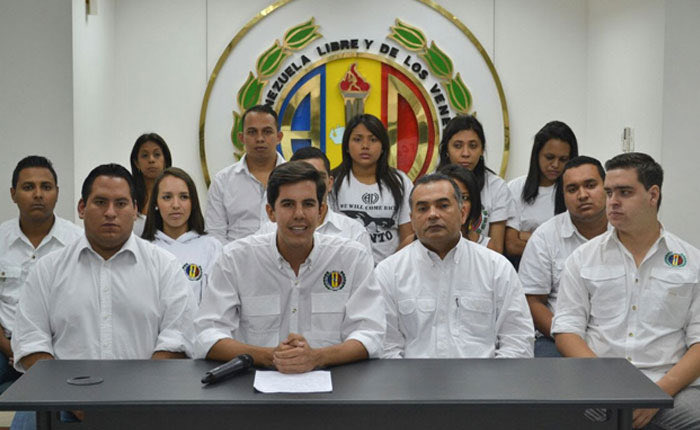 VVperiodistas_'s tweet photo. Régimen interino tutelado de @delcyrodriguezv nombra a @OliverBlanco, conocido bajo el remoquete de “baños de El Sambil”, viceministro para Europa y América del Norte.

Blanco fue hasta hace mucho el mandadero oficial de @hramosallup y quien le bañaba las perras a @diana_dagostino.
