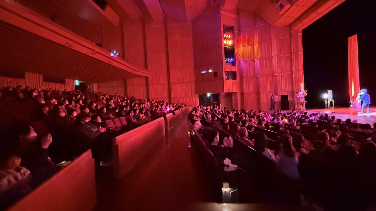 sakamotosatoru's tweet photo. 青森県むつ市、下北文化会館大ホールでのメンソーレ川端コンサート大盛況にて終了。
途中とアンコールラストで計5曲参加しました。メン様、人気あるなー。

終演後の物販もよく売れました。
今年はちょくちょく来ますね下北半島。 https://t.co/hRh5LLCCH7