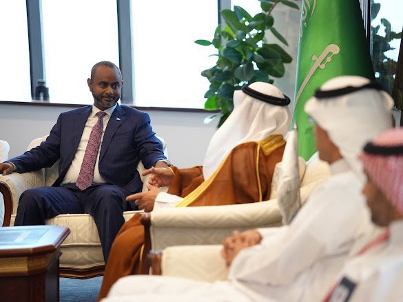 MoPMTSomalia's tweet photo. Minister @MoPMTSomalia,H.E. @Amohamednur,led a delegation on a working visit to Jeddah Islamic Port and Red Sea Gateway Terminal in Jeddah.The visit focused on port management, logistics operations, and exploring areas of technical cooperation to strengthen Somalia’s port sector https://t.co/oLqGQZUfC3