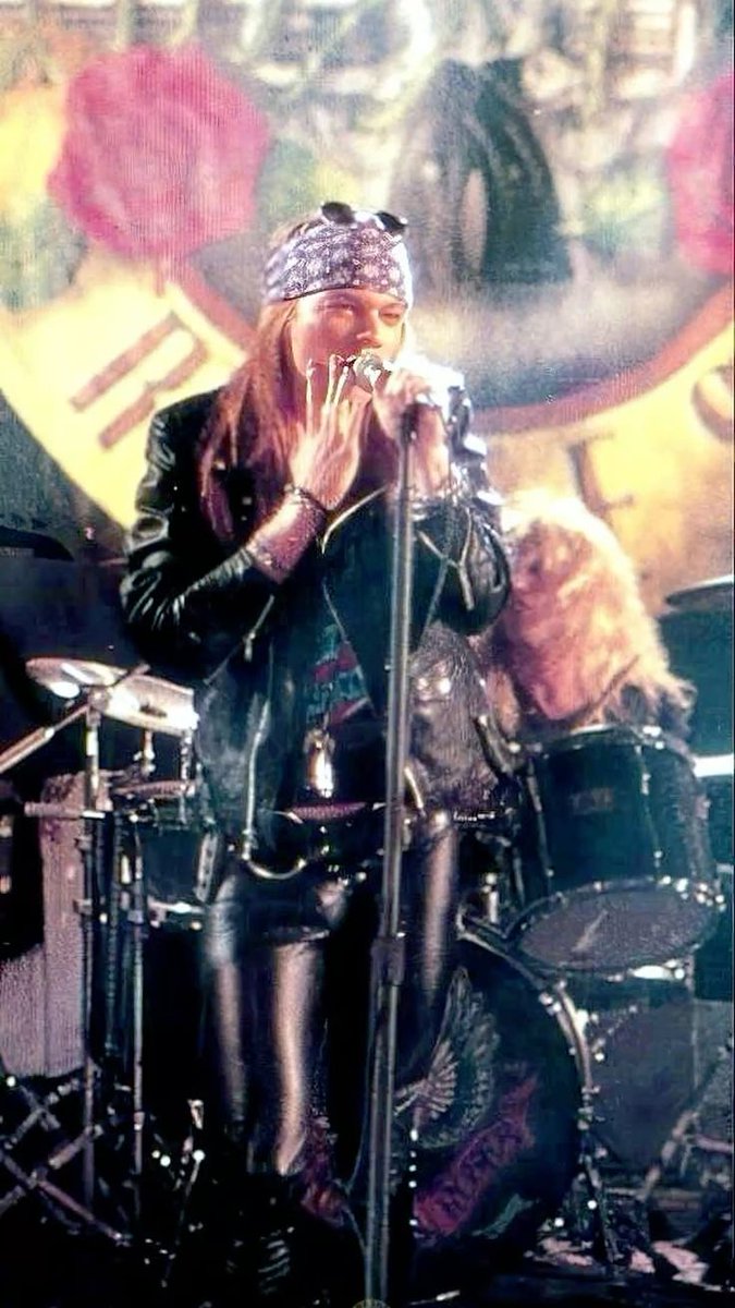 dailywaxlrose's tweet image. Sweet Child O' Mine music video🖤🖤💓 

#AxlRose #GunsNRoses #GnFnR