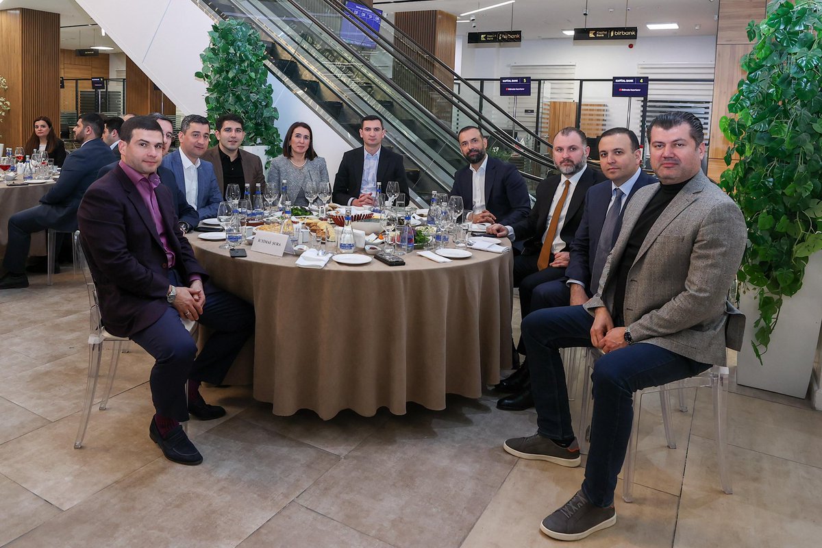 MammadovOrkh's tweet image. Bu mübarək #Ramazan ayında ənənəmizi yaşadaraq #KOBİA kollektivi və sahibkarlarımızla iftar süfrəsi ətrafında bir araya gəldik. Bir süfrədə bərəkəti, birlik ruhunu və səmimiyyəti bölüşdük — dualarımız niyyətlərimizə, həmrəyliyimiz isə yeni uğurlara yol açsın. 🌙🤲🏻✨