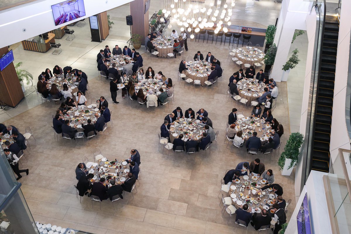 MammadovOrkh's tweet image. Bu mübarək #Ramazan ayında ənənəmizi yaşadaraq #KOBİA kollektivi və sahibkarlarımızla iftar süfrəsi ətrafında bir araya gəldik. Bir süfrədə bərəkəti, birlik ruhunu və səmimiyyəti bölüşdük — dualarımız niyyətlərimizə, həmrəyliyimiz isə yeni uğurlara yol açsın. 🌙🤲🏻✨