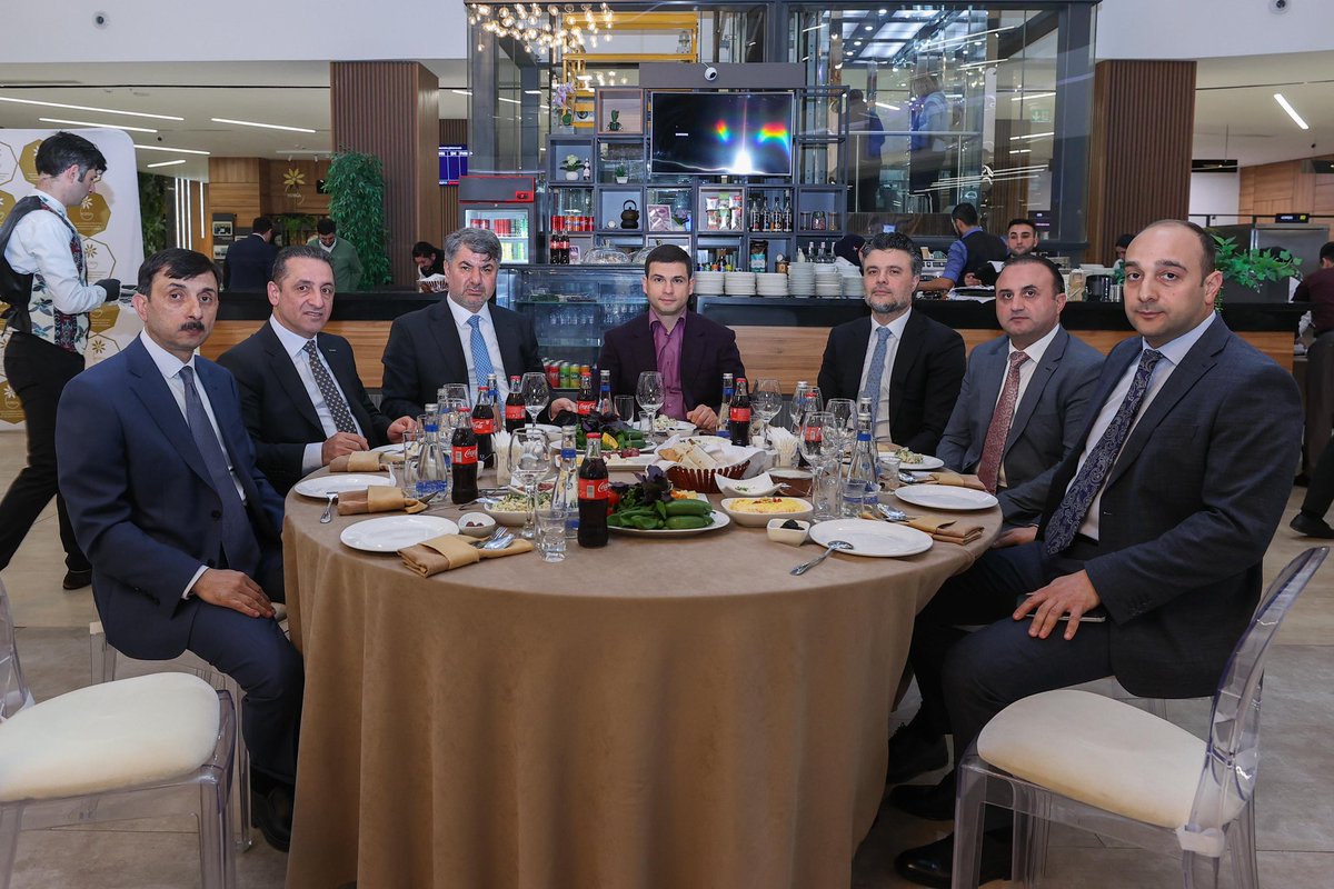 MammadovOrkh's tweet image. Bu mübarək #Ramazan ayında ənənəmizi yaşadaraq #KOBİA kollektivi və sahibkarlarımızla iftar süfrəsi ətrafında bir araya gəldik. Bir süfrədə bərəkəti, birlik ruhunu və səmimiyyəti bölüşdük — dualarımız niyyətlərimizə, həmrəyliyimiz isə yeni uğurlara yol açsın. 🌙🤲🏻✨