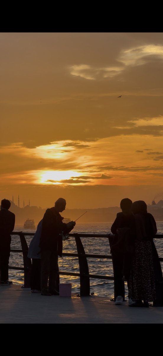 somemaaybe's tweet photo. yavaşlayan bir gün, içime yerleşen bir huzur 🌅🫠 https://t.co/t5lk11KgHI