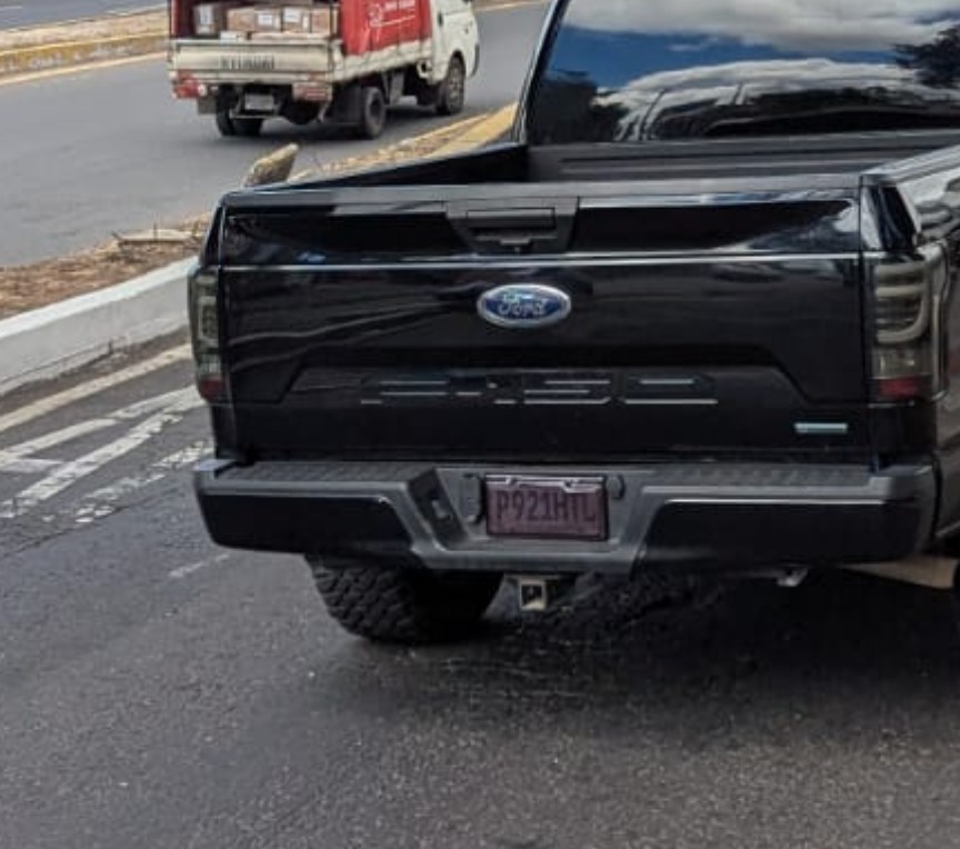 Vehículo que intimidaba a estudiantes el pasado 18 de febrero se encuentra hoy nuevamente rondando por el campus central de la USAC. Esta vez lleva un plástico más oscuro pero se leen las placas