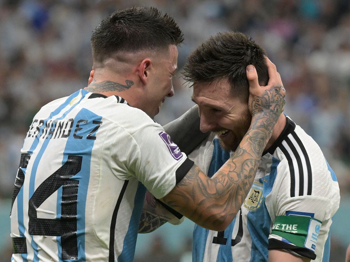Enzo entrando por la ventana a patear las dudas, tensiones y presiones de un mal arranque en la Copa del Mundo. Personalidad y talento.