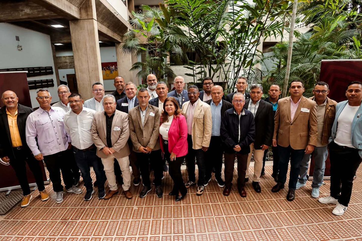 𝐋𝐢𝐝𝐞𝐫𝐚𝐫 𝐞𝐥 𝐟𝐮𝐭𝐮𝐫𝐨 🇻🇪⚽️

Nuestro presidente, Pedro Barros, presente en la jornada formativa de la FVF y el IESA, un encuentro que reunió a los líderes del fútbol estadal venezolano para seguir creciendo juntos.

¡Orgullosos de ser parte de este proceso! 🙌