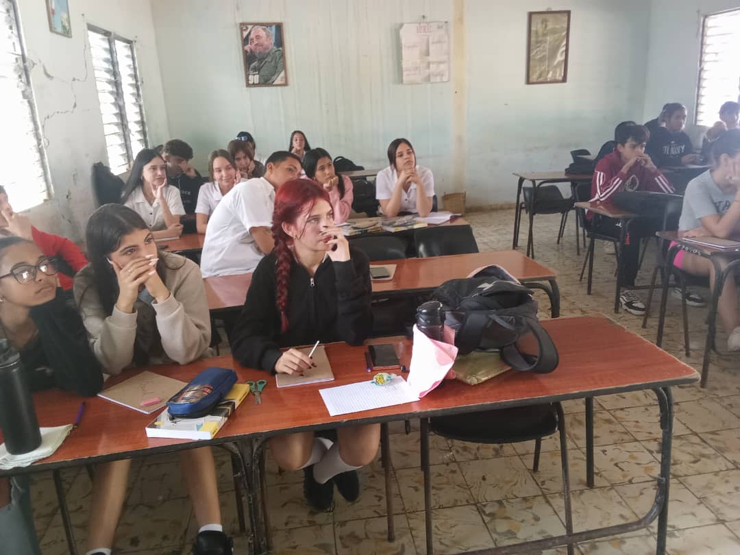 #EducaciónHolguín #EducaciónUrbanoNoeris se desarrolla charla sobre la formación vocacional  y orientación profesional relacionadas con la Relaciones Internacionales  con educandos de 11no grado en el IPR José Coello Ortiz <a href="/naimatrujillob/">Naima Ariatne Trujillo Barreto</a> <a href="/CubaMined/">MINED</a> <a href="/GTEHolguin/">Tecnología Educativa Holguin</a>