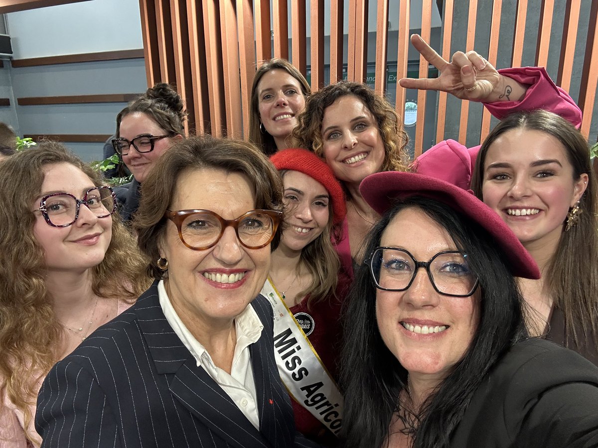 AnnieGenevard's tweet photo. Avec les agricultrices !

1 an de consultations, d’échanges avec vous pour construire ce plan de 41 actions concrètes visant à favoriser la place des femmes en agriculture.

Je suis très émue d’avoir pu le dévoiler ce jour à l’occasion du @Salondelagri.

Bravo à toutes, le travail continu !