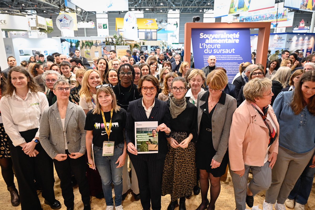 AnnieGenevard's tweet photo. Avec les agricultrices !

1 an de consultations, d’échanges avec vous pour construire ce plan de 41 actions concrètes visant à favoriser la place des femmes en agriculture.

Je suis très émue d’avoir pu le dévoiler ce jour à l’occasion du @Salondelagri.

Bravo à toutes, le travail continu !
