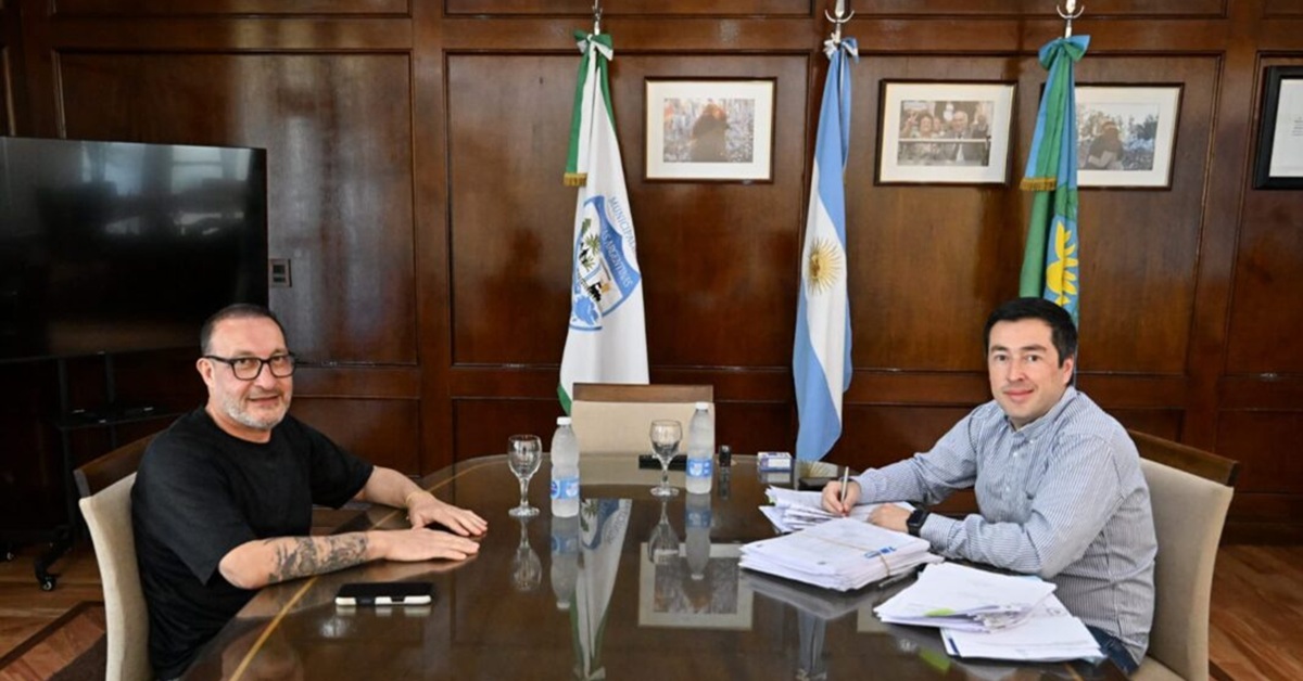 👉El PJ de Malvinas Argentinas consolida su unidad

La nominación de <a href="/Nardini_Leo/">Leo Nardini</a> se da en sintonía con la unidad provincial encabezada por <a href="/Kicillofok/">Axel Kicillof</a>.
El diputado provincial <a href="/luisvivona/">Luis Omar Vivona</a> encabeza la nómina de candidatos a congresales.

purocontenido.com.ar/pj-de-malvinas…