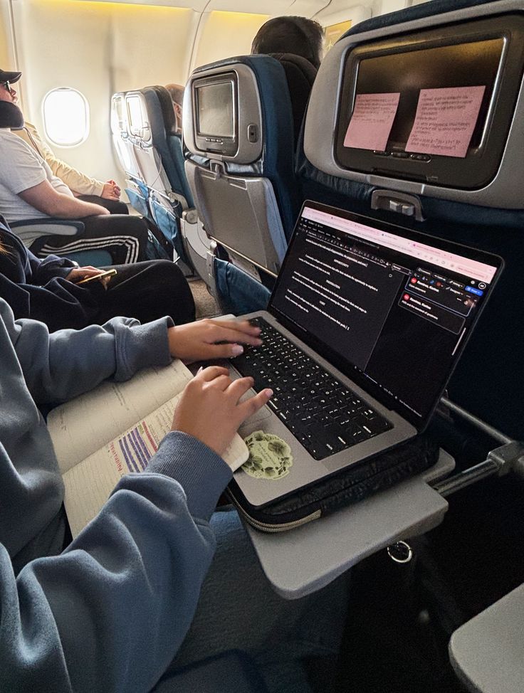 MY BROTHER APPLIED TO 53 JOBS IN ONE WEEKEND USING CHATGPT.

And he didn't touch his keyboard even once.

He just spoke and let an AI tool (Wispr Flow) wrote everything.

Copy the exact prompts he used👇