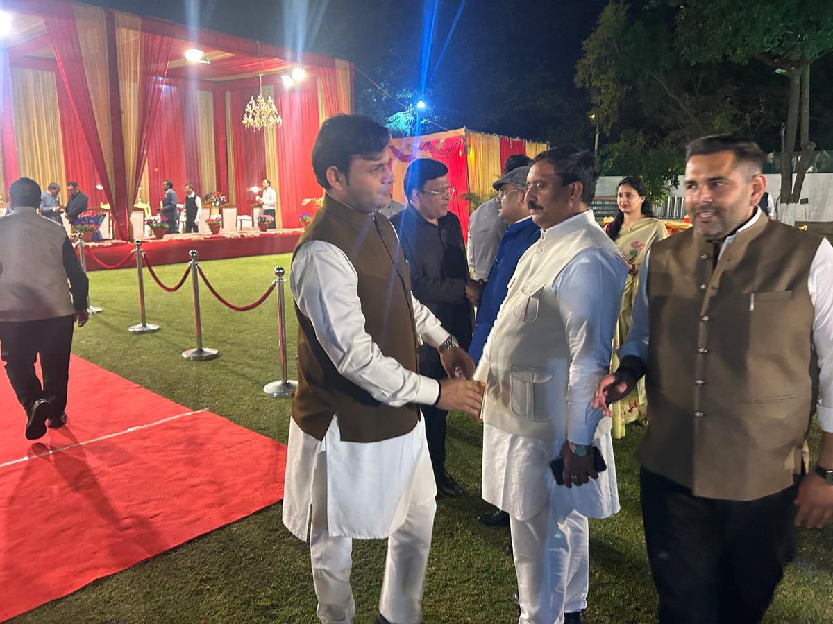 आज हरियाणा विधानसभा बजट सत्र के उपलक्ष्य में चंडीगढ़ स्थित लोकभवन में आयोजित रात्रिभोज कार्यक्रम के अवसर पर हरियाणा के माननीय राज्यपाल प्रो. अशीम कुमार घोष जी का अभिवादन किया। <a href="/mlkhattar/">Manohar Lal</a> <a href="/JPNadda/">Jagat Prakash Nadda</a> <a href="/BJP4Haryana/">Haryana BJP</a> <a href="/BJP4India/">BJP</a>
