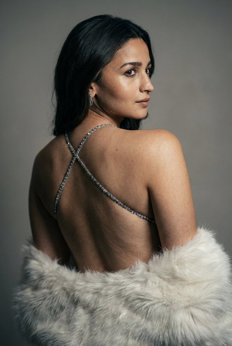 WildlyElegant_1's tweet image. Effortlessly owning the spotlight ✨
#AliaBhatt #RedCarpet  #Trending