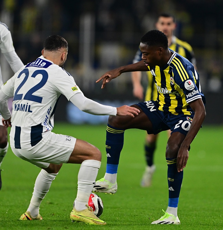 - Musaba ilk yarıda 14 ikili mücadelenin 11'ini kaybetti. ❌
- Sahanın en çok ikili mücadeleye giren futbolcusu oldu.