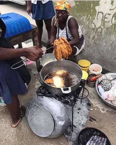 zyniepol's tweet photo. Lew fend debake nan on zone potoprens ki premye ma han nou chache ??? Mwen men met béton Pam on ti ma han konsa🤑 https://t.co/E6SOrlX2rt