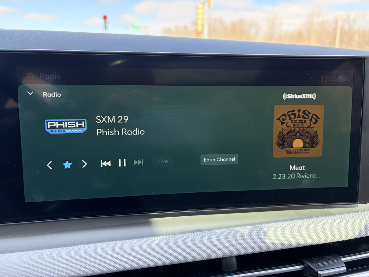 LarryLibman's tweet photo. Ok @Hyundai, here’s something for the suggestion box: with all that screen real estate, let’s focus on the band, song and album rather than the station. We all know what station we turned to. https://t.co/AIH58JF98A