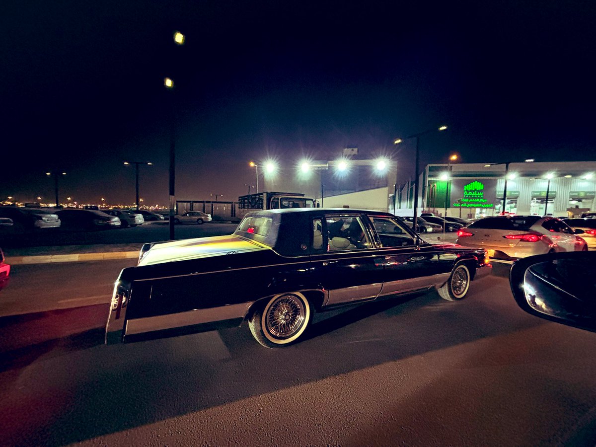 كان بجواري في انتظار الدخول بالسيارة للفحص الفني الدوري. 
لم استطع مقاومة رغبتي بالشراء، فتوجهت له بعرض الشراء. 
وإذا بهم سائق اجنبي ومرافق عربي له آخر. 
بارك الله لصاحبها فيها. 
وين زمن السيارات الكبيرة الفاخرة. 
عربية ٧ متر باللهجة المصرية.