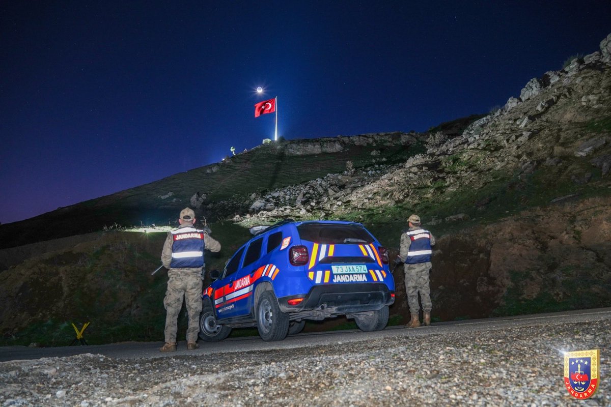 Zirvede dalgalanan şanlı al bayrağımız🇹🇷

Altında dimdik duran irade, sarsılmaz bir kararlılık.🫡

Vatan nöbeti, gece gündüz demeden sürüyor.

📍Şırnak

#Jandarma
#JandarmaAsayiş