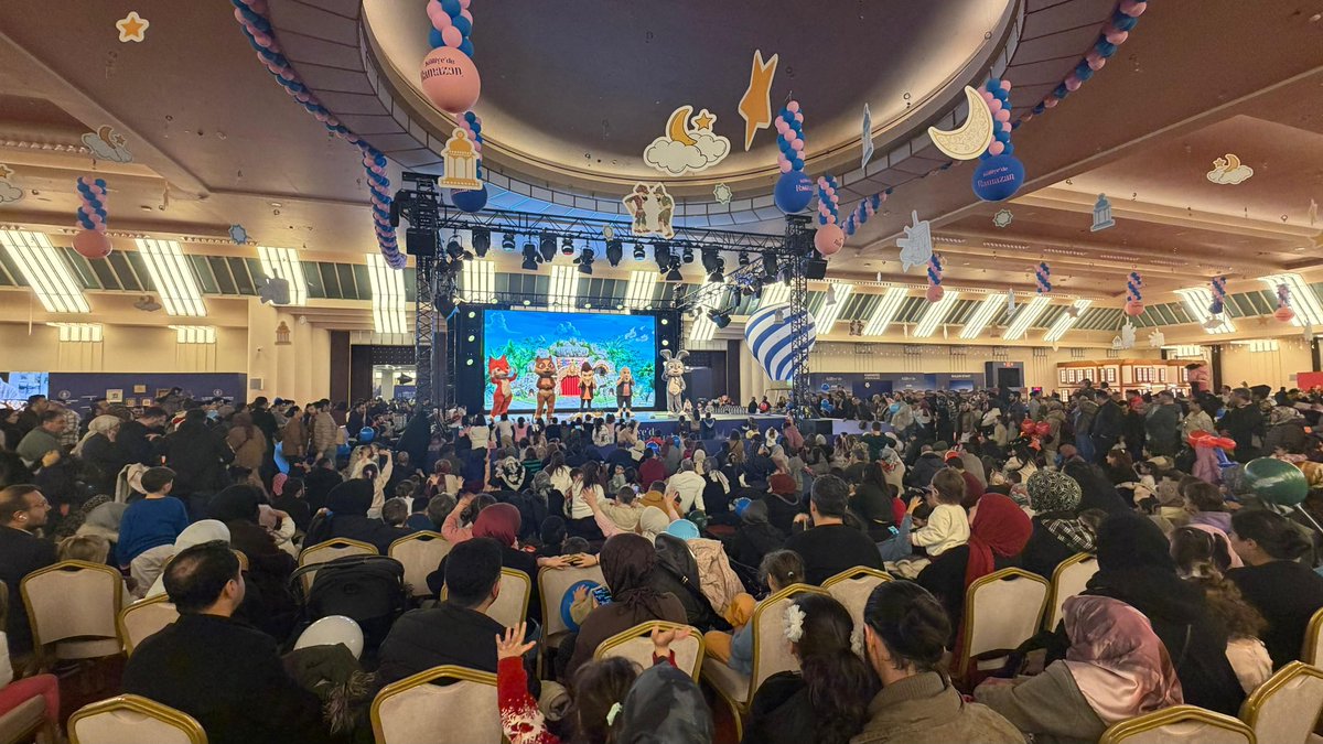 Külliye’de Ramazan coşkuyla kutlanıyor, Akıllı Tavşan Momo ve Orman Dostları miniklerimize unutulmayacak bir Ramazan yaşatıyor. 🤗

Sahnedeki neşe, salondaki heyecan… Her alkışta biraz daha büyüyen bir Ramazan sevinci var. 🌙✨

Miniklerimiz hem eğleniyor hem de paylaşmanın,