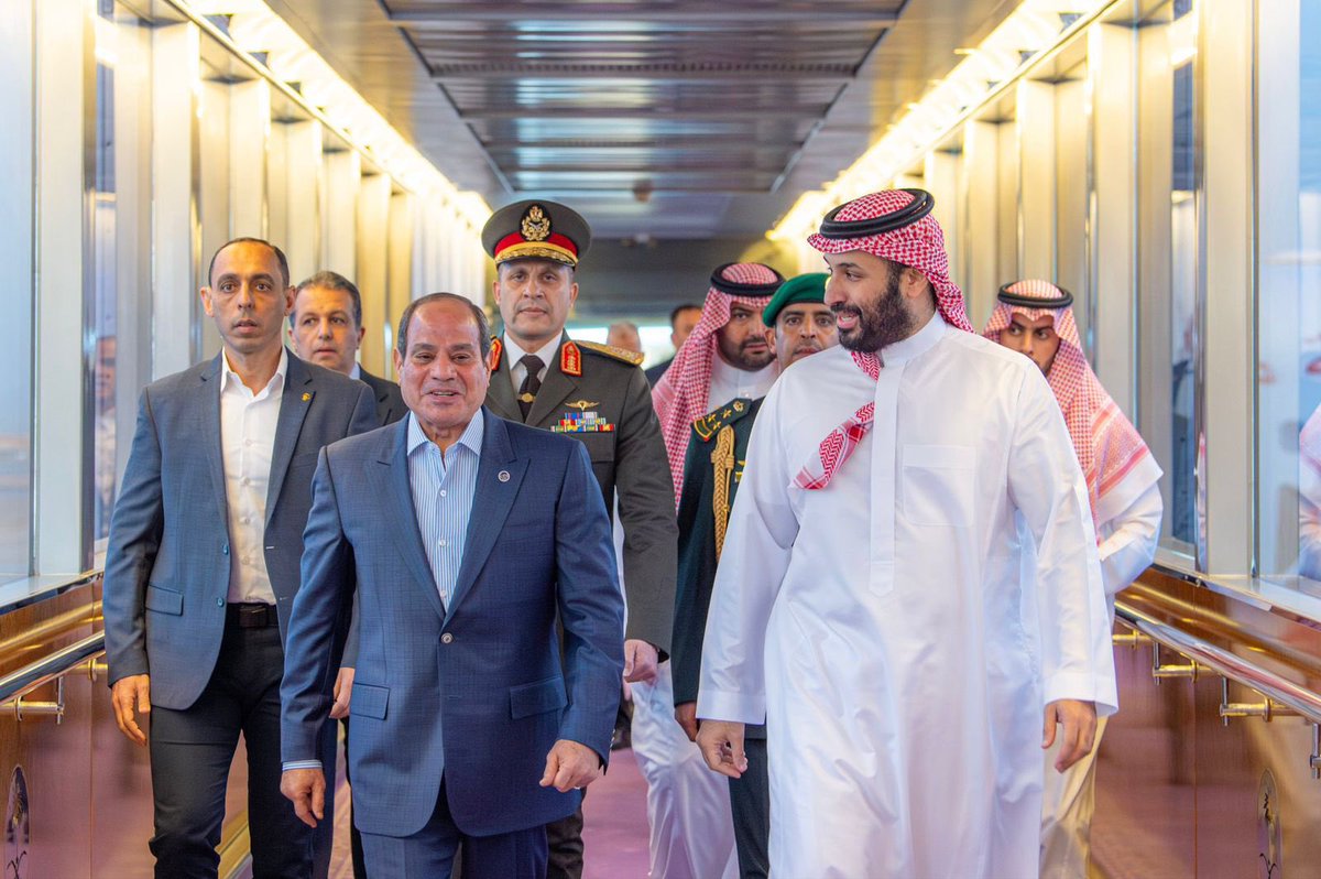 فخامة رئيس جمهورية مصر العربية يصل إلى #جدة وسمو سيدي #ولي_العهد في مقدمة مستقبليه.
#الرئيس_المصري_في_المملكة