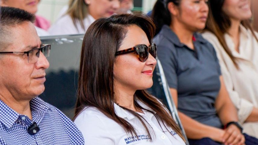 MinGobiernoEc's tweet photo. La ministra @natalymorillos, junto al presidente @DanielNoboaOk y el @MIT_Ecuador, entregó nuevas viviendas del programa “Guayas, Impulsa tu Hogar con el Miti Miti”.

A escala nacional avanzan cerca de 200.000 viviendas para garantizar hogares seguros a miles de familias. 🇪🇨🏡 https://t.co/90fqaKsNbi