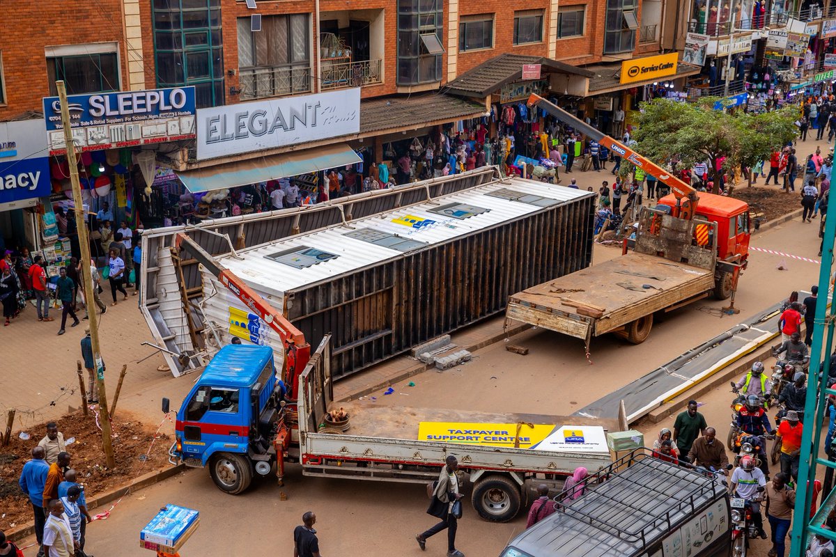 RedPepperUG's tweet photo. #PepperUpdatesUG
Genuine compliance or pressure too loud to ignore?
@URAuganda has finally blinked & removed its container in the very CBD where others are being evicted. The move clears path for @KCCAUG enforcement teams to press on without accusations of double standards. https://t.co/dVk5gSiQHi