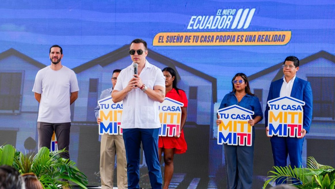MinGobiernoEc's tweet photo. La ministra @natalymorillos, junto al presidente @DanielNoboaOk y el @MIT_Ecuador, entregó nuevas viviendas del programa “Guayas, Impulsa tu Hogar con el Miti Miti”.

A escala nacional avanzan cerca de 200.000 viviendas para garantizar hogares seguros a miles de familias. 🇪🇨🏡 https://t.co/90fqaKsNbi