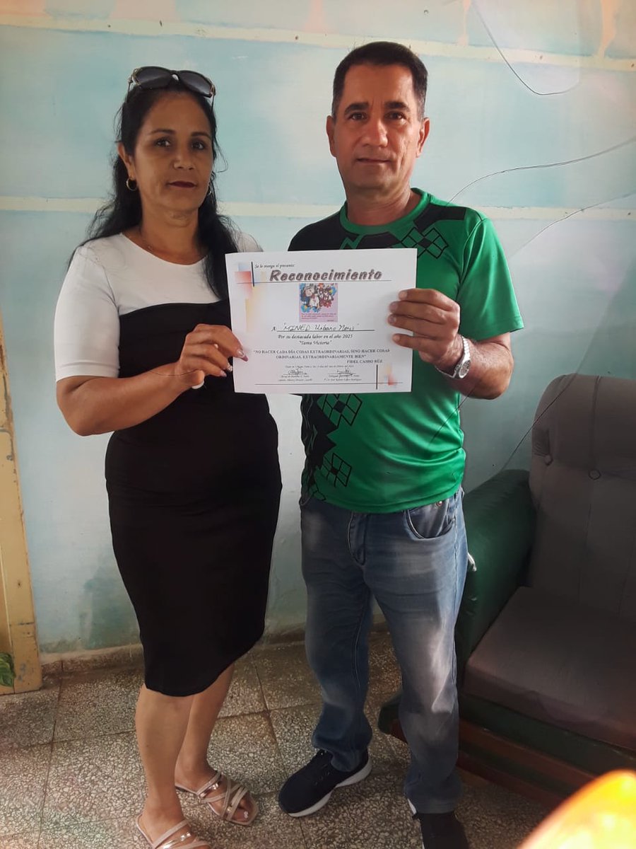#HolguínSí 
Con #HonorHolguinero recibe reconocimiento por el trabajo realizado con los niños y niñas de la Tarea Victoria el sector de la educación en #Urbano. Felicidades! #HolguínSí 
#JuntosXCuba  #CubaMined 
#CienAñosConFidel <a href="/CubaMined/">MINED</a> <a href="/GTEHolguin/">Tecnología Educativa Holguin</a> @naimatru