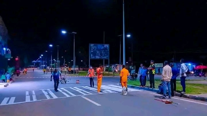 Erickmutom32499's tweet photo. #SAFRIMEX  Les travaux de marquage au sol se poursuivent sur le boulevard LDK. https://t.co/4fI6VtZP0i