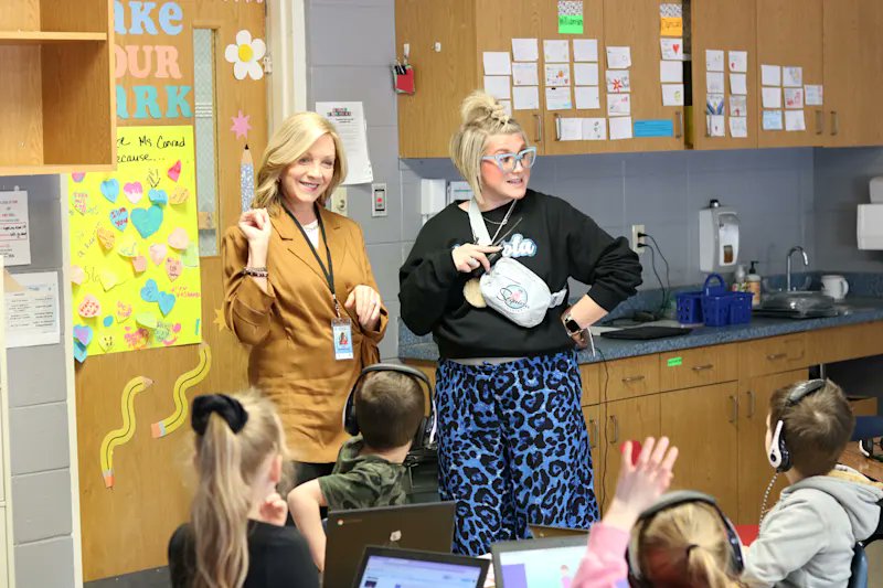 StephenHall_PR's tweet photo. Via @officialsps: “Springfield leaders serve as 'SPS Principal for a Day', with every school hosting a business professional” – https://t.co/BDajVHK6S8. @SGFChamber  #SPSPrincipalForADay #TeamSPS #SPSProud #SPSLeads https://t.co/qLJSAUibfO