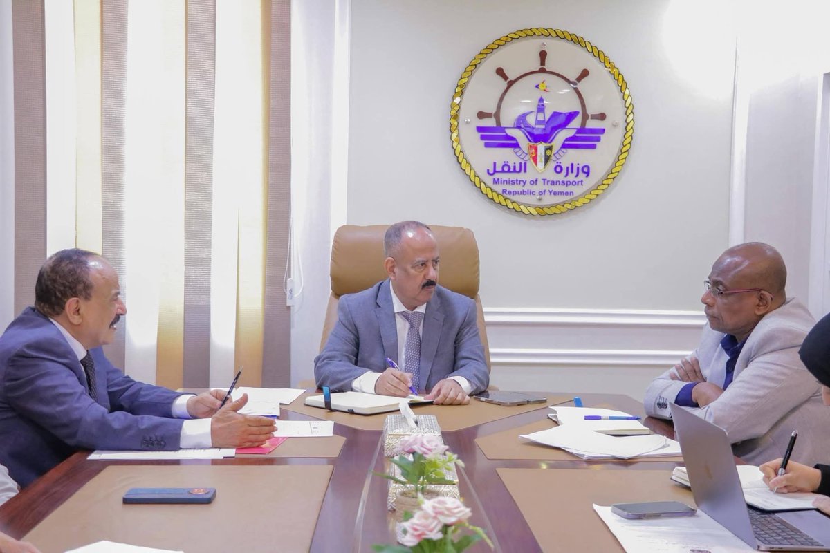 التقيت اليوم في مكتبي بالعاصمة المؤقتة عدن بنائب رئيس مجلس إدارة مؤسسة موانئ البحر العربي، للوقوف عن كثب على سير العمل وتدارس الخطط المستقبلية لموانئنا الحيوية الذي يمثل الشريان النابض للاقتصاد الوطني.
لقد ناقشت خلال هذا اللقاء ملامح المرحلة القادمة، ووضعت خارطة طريق واضحة تركز