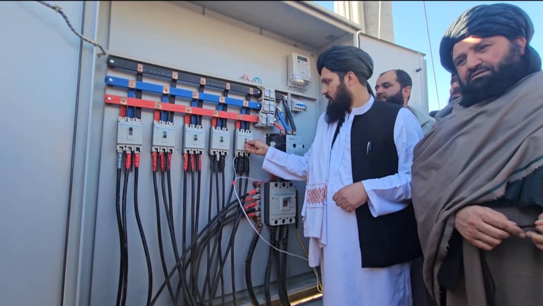 نن دوشنبه، د رمضان المبارک ۶مه نېټه، د بهارک ولسوالۍ د برېښنا شبکې پروژه په رسمي ډول پرانیستل شوه او ګټې اخیستنې ته وسپارل شوه.

په دې مراسمو کې د ولسوالۍ مسئولین، د ولایت مقام استازي، علما، مشران او ګڼ شمېر اوسېدونکي ګډون درلود. پروګرام د قرآن کریم په مبارکو آیتونو پیل شو.