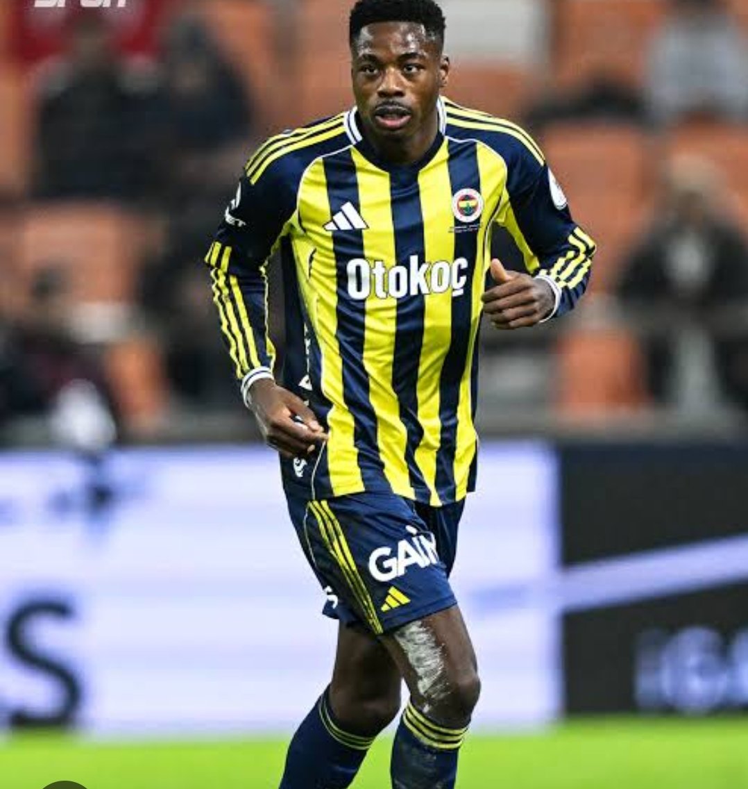 sessiz_ol's tweet photo. Daha 3 gün önce tüm takım 90 dakika tempolu Avrupa maçından çıkmış kimsede bisey yok ama Musaba bey bir tarafını kaldırıpta bir kişiyi bile geçemedi. Rezil Rüsva durumda kaç posizyonu harcadı. 
#FBvKSP https://t.co/reMek82k7x